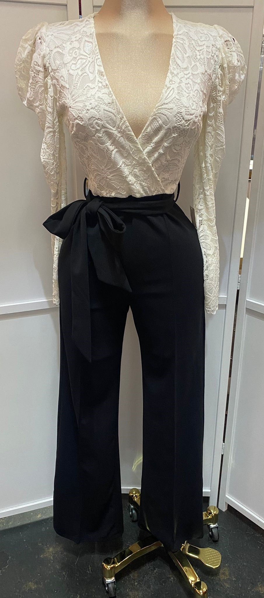 Top lace jumpsuit with back zipper and stretch fabric